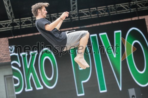 Freestyle klub Celje – akrobatski nastop članov kluba na parterju ter velikem in malem trampolinu