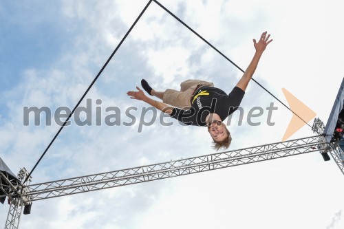 Freestyle klub Celje – akrobatski nastop članov kluba na parterju ter velikem in malem trampolinu