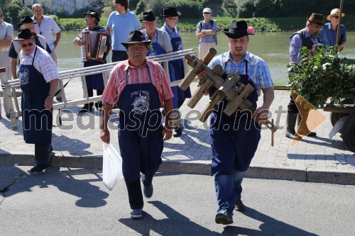 Postavitev klopotca pred Hišo Stare trte na Lentu in na Piramidi