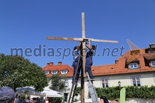 Postavitev klopotca pred Hišo Stare trte na Lentu in na Piramidi