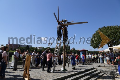 Postavitev klopotca pred Hišo Stare trte na Lentu in na Piramidi