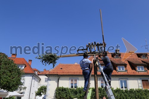 Postavitev klopotca pred Hišo Stare trte na Lentu in na Piramidi