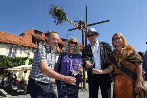 Postavitev klopotca pred Hišo Stare trte na Lentu in na Piramidi