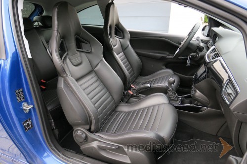 Opel Corsa 1.6 Turbo OPC, Recaro sedeži ne lažejo