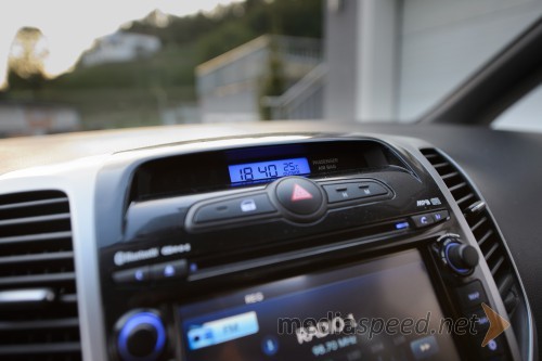 Hyundai ix20 1.6 CRDi (HP) Premium, nekaj korejskega vložka - digitalna ura na vrhu kokpita