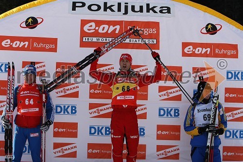 Dimitrij Jarošenko (Rusija), Ole Einar Björndalen (Norveška), zmagovalec 10km sprinta in Mattias Nilsson (Švedska)