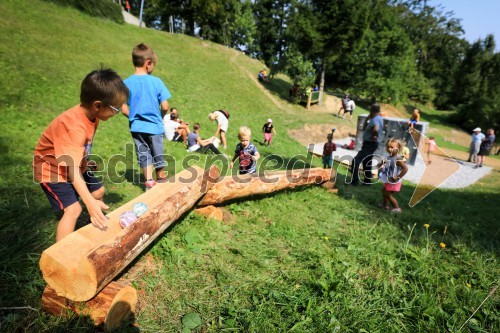 Otroci Triglava razigrani na Hleviški planini