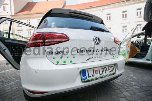 Uradna predajo vozil Volkswagen e-Golf podjetju Ljubljanski potniški promet
