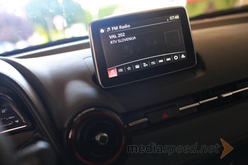 Mazda CX-3 G120 Revolution, 7-palčni barvni zaslon 