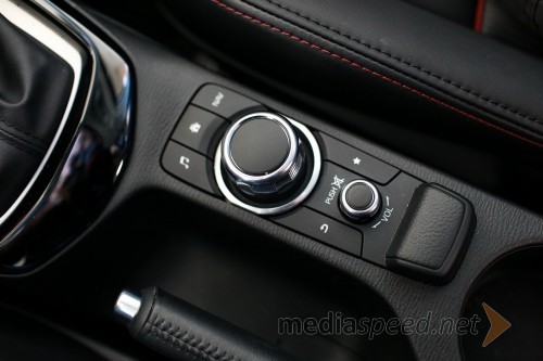 Mazda CX-3 G120 Revolution, ob prestavni ročici nameščen vrtljivi gumb menuja