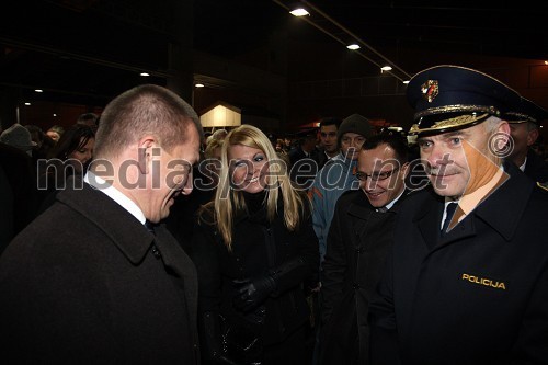 Dragutin Mate, minister za notranje zadeve, Gregor Jeza, predsednik uprave Hit Šentilj d.d. s punco Katjo in Jože Romšek, generalni direktor Slovenske policije