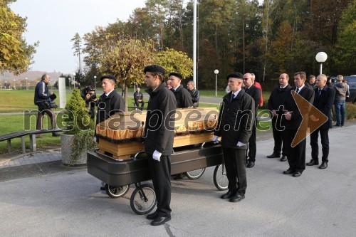 Pogrebna slovesnost za žrtve iz Hude jame