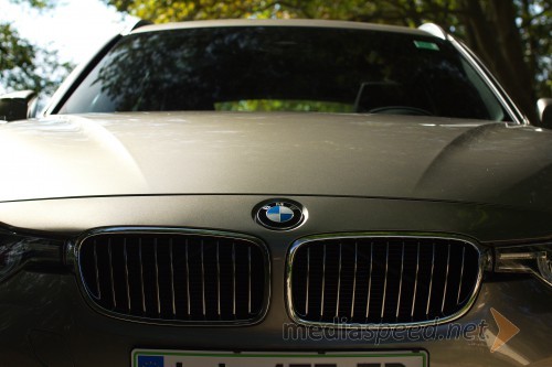 BMW 325d Touring Luxury Line, maska v obliki ledvic