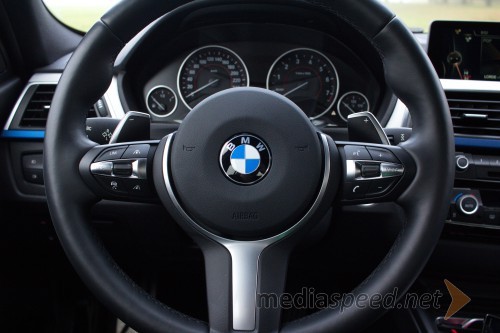 BMW 330e iPerformance, za volanom so zavihki menjalnika za ročno pretikanje