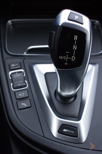 BMW 330e iPerformance, pri ročici menjalnika je gumb eDrive za izbiro načina varčne vožnje