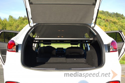 Mazda6 Combi G165 Revolution, pri podrti zadnji klopi se prtljažnik poveča do 1.664 litrov