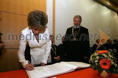 Dr. Tatjana Mlakar in red. prof. dr. Samo Bobek, dekan Ekonomsko-poslovne fakultete Univerze v Mariboru