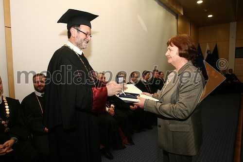 Dr. Ivan Rozman, rektor Univerze v Mariboru in Jožefa Pauman, dobitnica Bronastega ključa UM za leto 2007