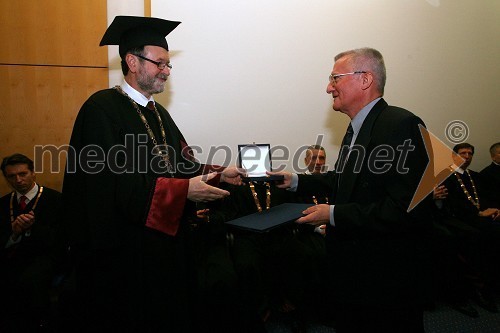 Dr. Ivan Rozman, rektor Univerze v Mariboru in red. prof. dr. Jože Drinovec, dobitnik Bronastega znaka UM za leto 2007