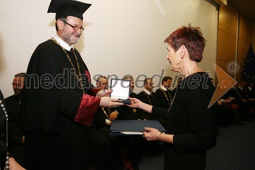 Dr. Ivan Rozman, rektor Univerze v Mariboru in Slavka Indof, dobitnica Bronastega ključa UM za leto 2007