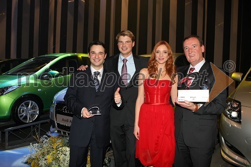 Danilo Ferjančič in Wilfried Weitgasser, direktorja Porsche Slovenija d.o.o., Mojca Mavec, voditeljica prireditve avto leta 2007 ter Frenk Tavčar, vodja programa Audi v Sloveniji