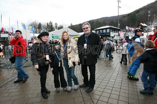 Zdenka Kahne, lastnica in direktorica kozmetike Kahne s soprogom in nečakinjama Anjo in Jano