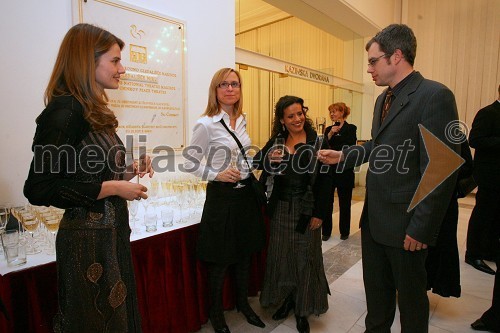 Urška Bačovnik, spremljevalka Janez Janše, predsednika Vlade Republike Slovenije, Cvetka Žirovnik, pomočnica generalnega direktorja RTV Slovenija za organizacijo, kadre in izobraževanje, Darja Švajger, pevka in Boris Rener, vodja Glasbene produkcije RTV Slovenija