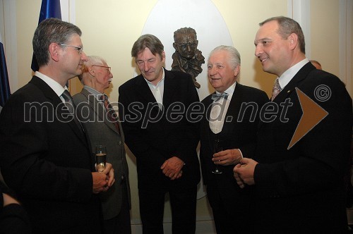 Franjo Bobinac, predsednik uprave Gorenje d.d., Jurij Kozina, sin Marjana Kozine, Vasko Simoniti, minister za kulturo, ... in Damjan Damjanovič, direktor Slovenske filharmonije