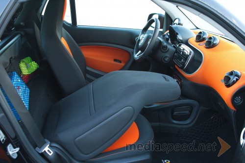 Smart fortwo cabrio 52kW Passion, za sedežema je odlagalni prostor za tanjše predmete