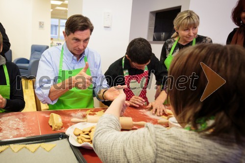 Borut Pahor peče božično pecivo za otroke 2016