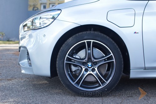 BMW 225xe Active Tourer, v levem blatniku je odprtina za napajanje z elektriko