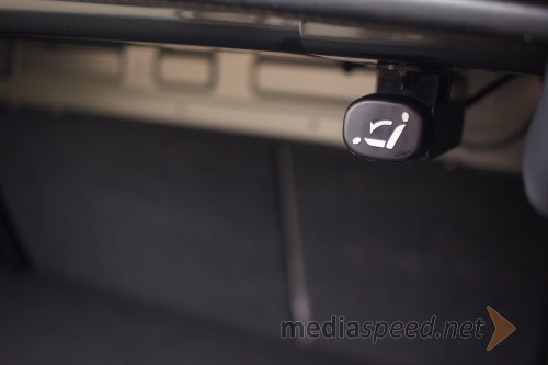 Mazda3 G120 Revolution Top, podiranje sedežev z gumbom v prtljažniku