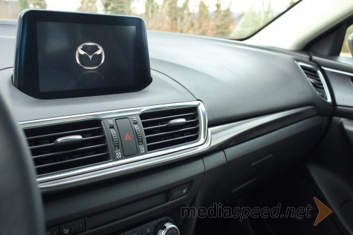 Mazda3 G120 Revolution Top, velik Active Drive Display