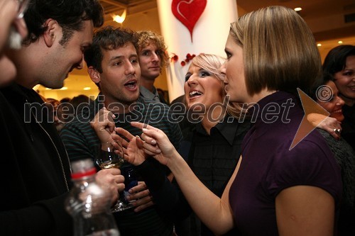 Peter Poles, voditelja na TV Slovenija, Alenka Godec, pevka in Bernarda Žarn, voditeljica finalnega izbora EME 2008