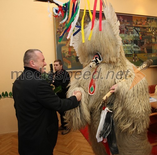 Obisk kurentov pri županu Maribora Francu Kanglerju