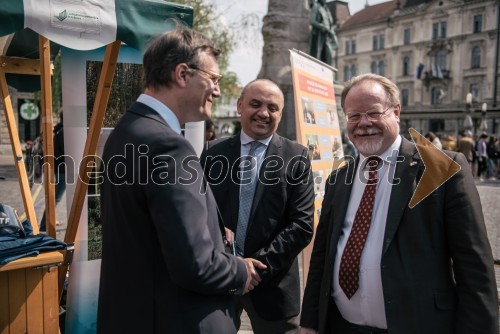 Posodi svojo nogo,  zavihaj hlačnico 2017