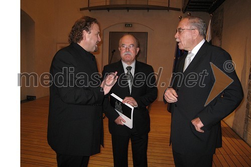 Darko Brlek, direktor Ljubljanskega festivala dr. Boštjan Žekš, predsednik SAZU in Lojze Gostiša, avtor razstave