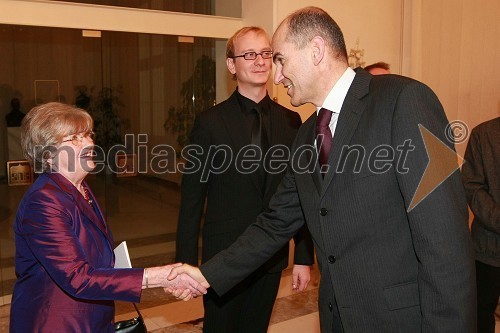 Katarina Bogataj Gradišnik, žena Janeza Gradišnika , prevajalca in književnika, nagrajenca Prešernovega sklada za življenjsko delo in Janez Janša, slovenski premier