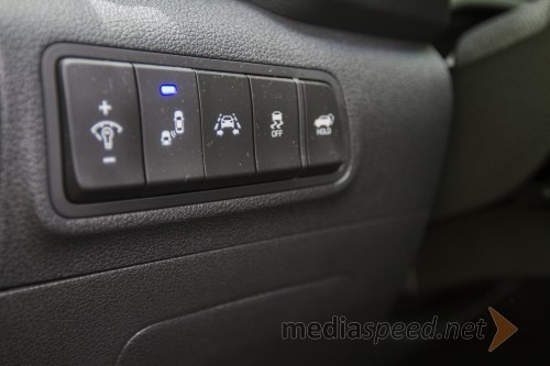 Hyundai Tucson 1.7 CRDi HP 7DCT 2WD Impression, gumbi levo od volana so slabše pregledni 