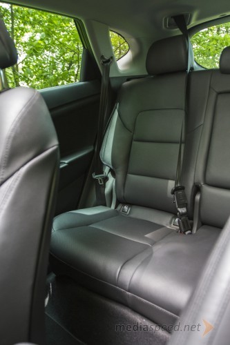 Hyundai Tucson 1.7 CRDi HP 7DCT 2WD Impression, zadaj sta udobna le skrajna sedeža