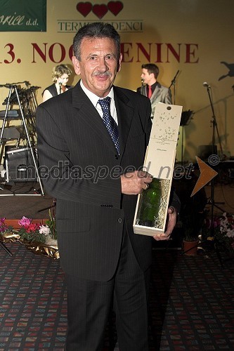 Anton Kampuš, župan občine Gornja Radgona s penino letnik 1977, kupljeno na licitaciji
