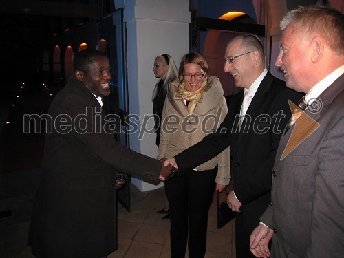 Michael Obenga, direktor francoskega inštituta in dobitnik nagrade Guest Star 2006 za naj tujo osebnost na področju kulture, Brane Krajnik, direktor The Slovenia Times in Srečko Trglec, odgovorni urednik Radia SI