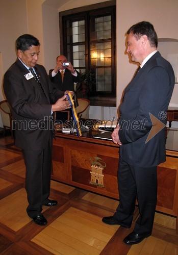 Mahendra Amarasuriya, mednarodni predsednik Lions klubov in Zoran Jankovič, župan Ljubljane