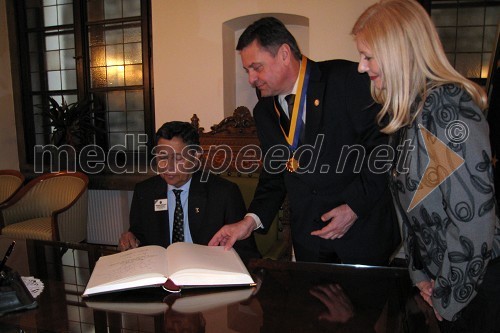 Mahendra Amarasuriya, mednarodni predsednik Lions klubov in Zoran Jankovič, župan Ljubljane ter Branka Božič, prevajalka