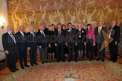 Zoran Jankovič, župan Ljubljane in Mahendra Amarasuriya, mednarodni predsednik Lions klubov in ostalimi člani Lions kluba