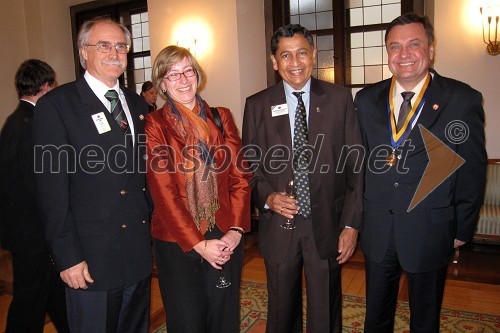 Andrej Orel, nekdanji guverner Zveze Lions klubov District D129 v Sloveniji, Jasna Šegan, članica Lions cluba Ljubljana, Zoran Jankovič, župan Ljubljane in Mahendra Amarasuriya, mednarodni predsednik Lions klubov