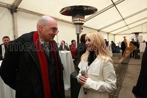 Dr. Draško Veselinovič, predsednik uprave Deželne banke Slovenije d.d. in Saša Lendero, pevka