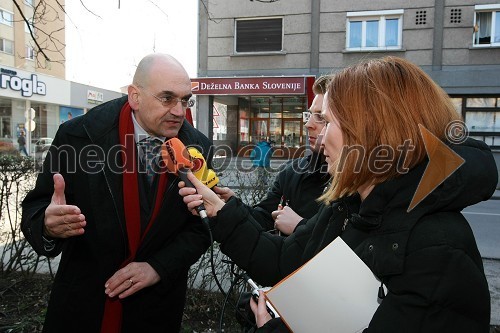 Dr. Draško Veselinovič, predsednik uprave Deželne banke Slovenije d.d. z novinarjema