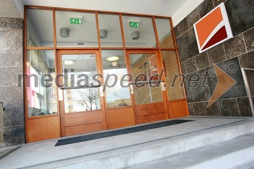Vhod v novo poslovalnico Deželne banke Slovenije v Celju