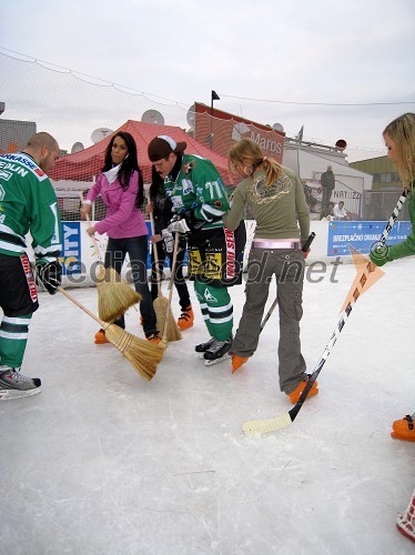 Finale turnirja trojk med misicami in hokejisti 1. moštva HDD ZM Olimpija